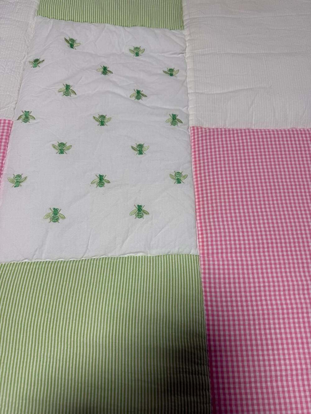 Lilly Pulitzer Patchwork Bedding Set Embroidered Pineapple and Bee size king - Picture 2 of 4